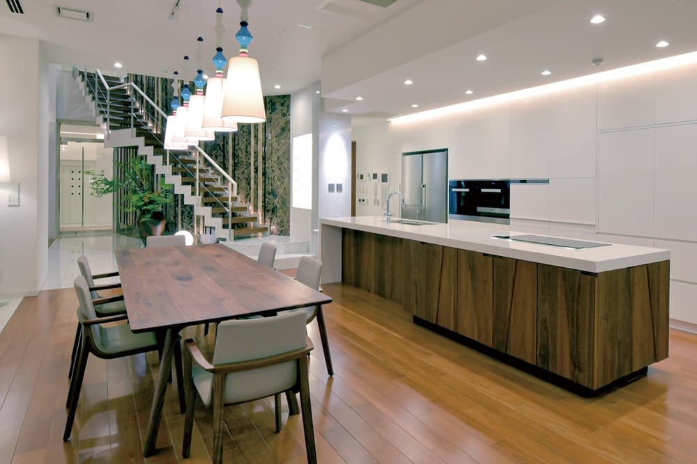 Refined residential furniture project with an open kitchen and dining space